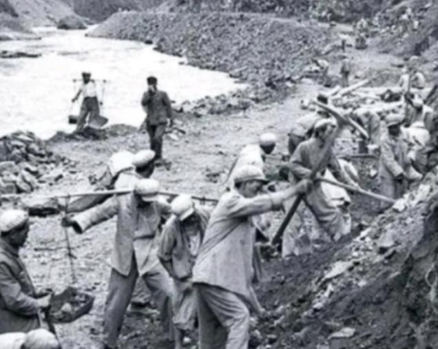 1952年藏区驻地，军营刚到开饭时间，一名战士突然冲进营帐，一把掀翻张国华军长的