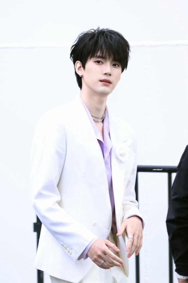 刷到了这两张周翊然直播下班路透图干干净净的王子周翊然直播下班路透周翊然生图状态好