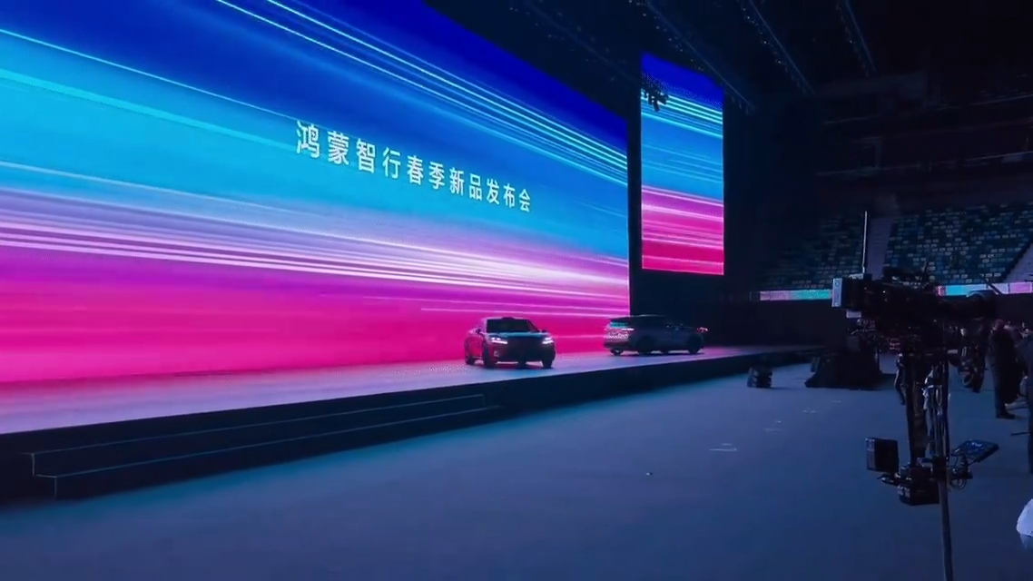 别造谣！鸿蒙智行四款新车同台亮相，最后是一起优雅离场的，绝对没有"趴窝"一说！ 