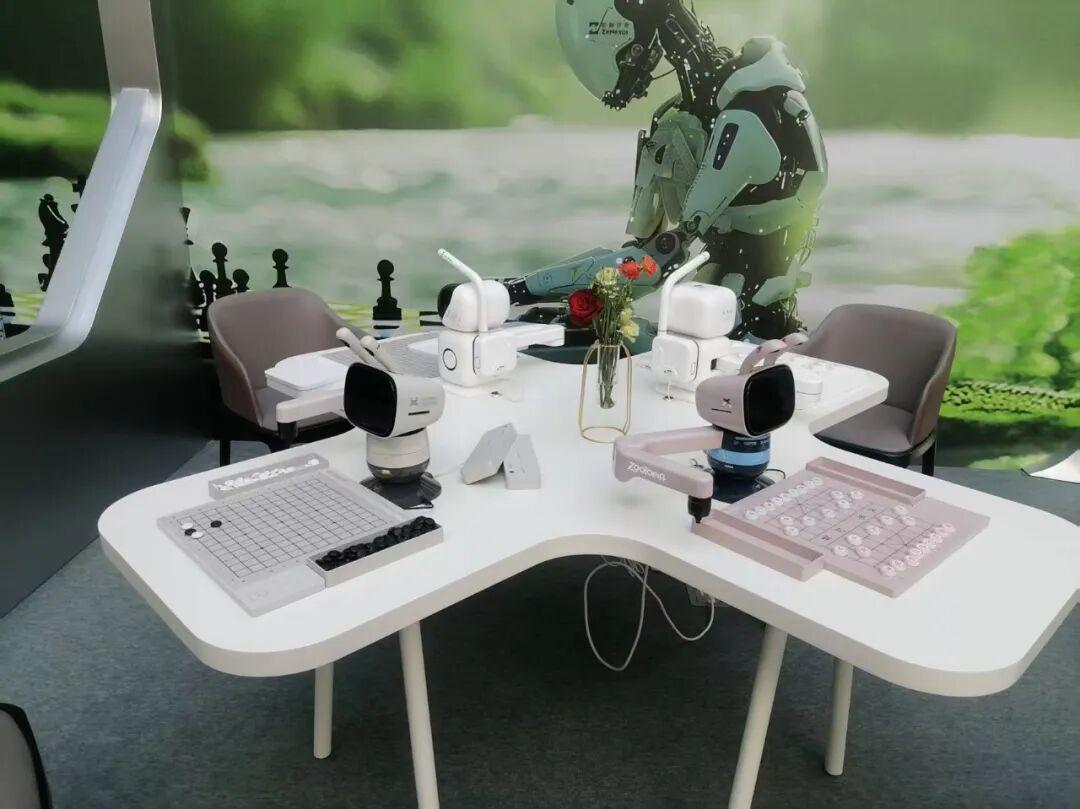 奔驰4S店里不卖车，改“卖机器人”了？
北京这家4S店开辟了“机器伊甸”专区，下