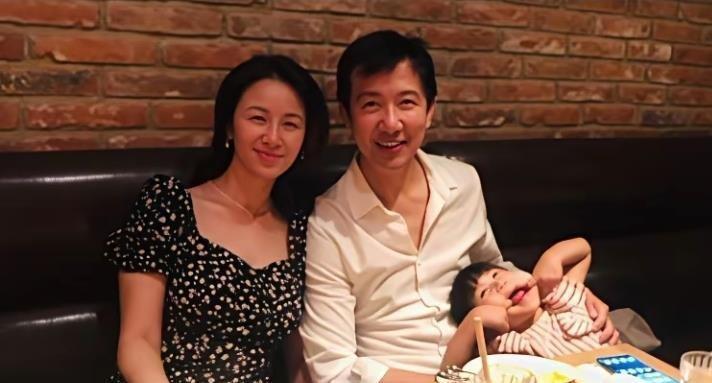 瞒了快一年才松口，李小冉一句“去年已离”直接把那层窗户纸捅破了。你细品，2014