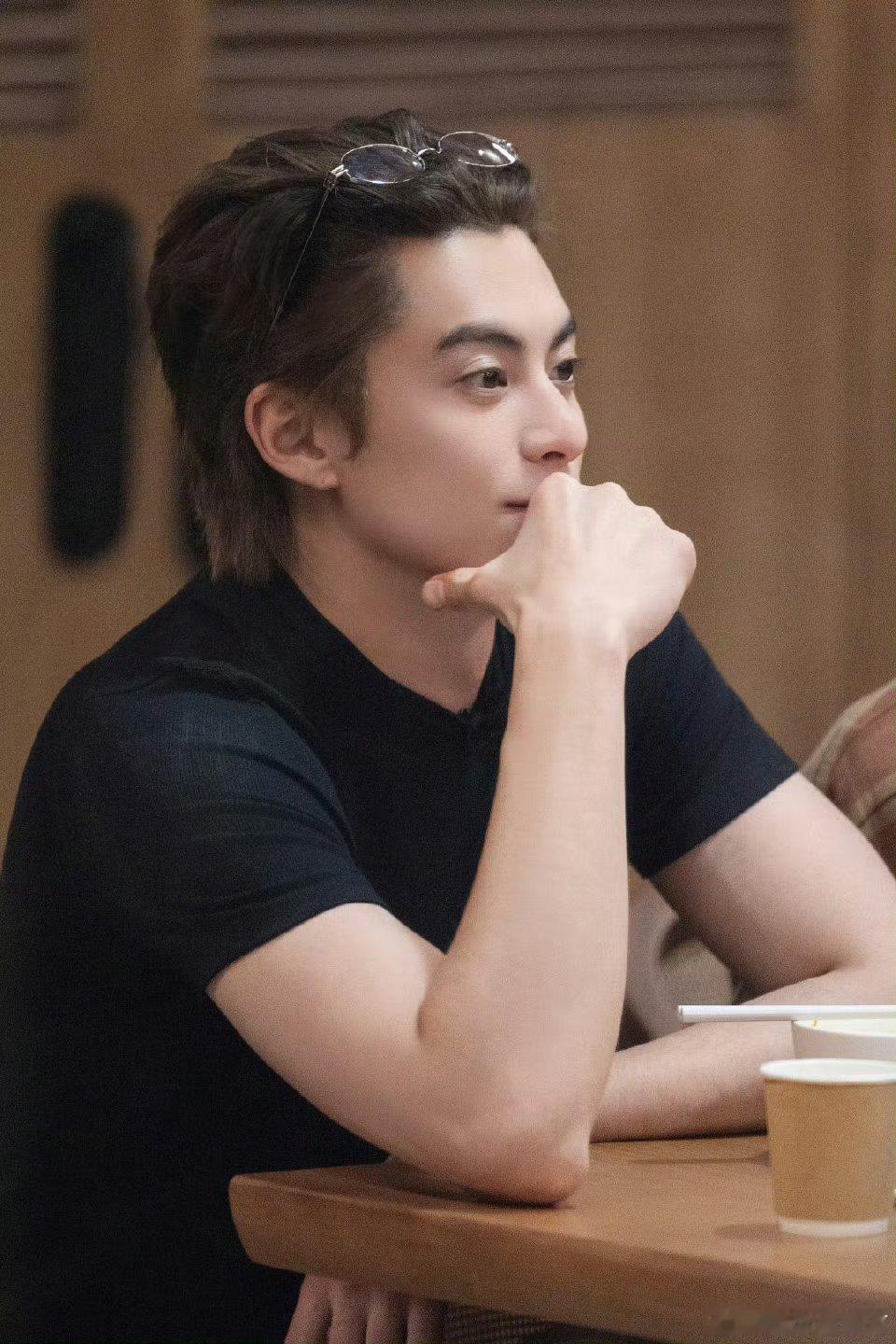 王鹤棣亲爱的客栈亲爱的客栈王鹤棣在亲爱的客栈里也太加分了吧。 