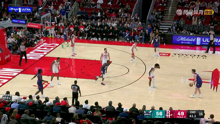 火箭巨星杜兰特对申京真是忍无可忍了！在今天火箭主场迎战黄蜂的比赛中，当时比赛进行