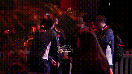 楚钦拿了冠军后，第一时间和他的小分队汇合。
体能、队医和陪练，他们三个绝对是每一