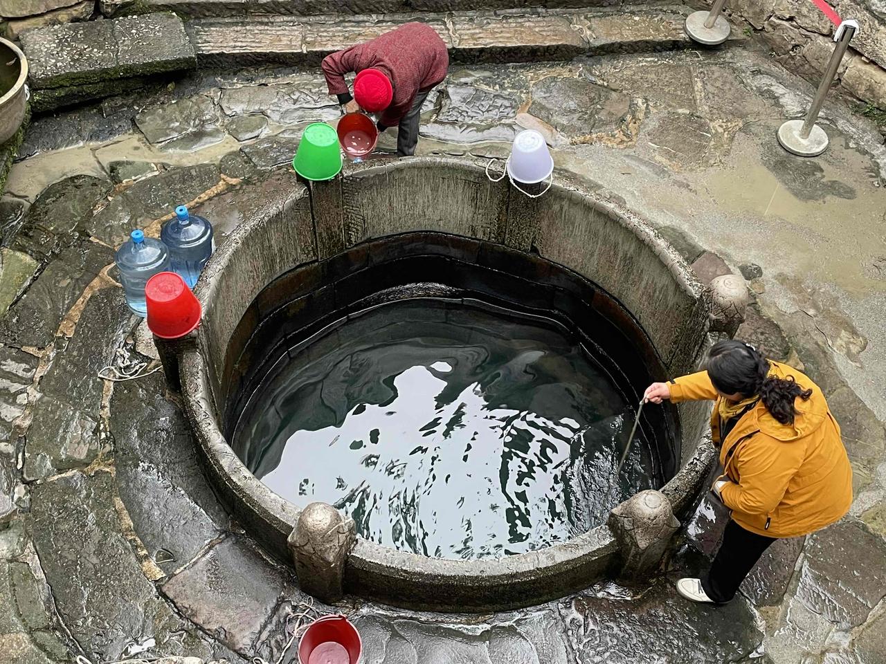 @新疆新闻广播 今天的新广行风热线主持人耿从：居民投诉自来水水质不好，主持人和后