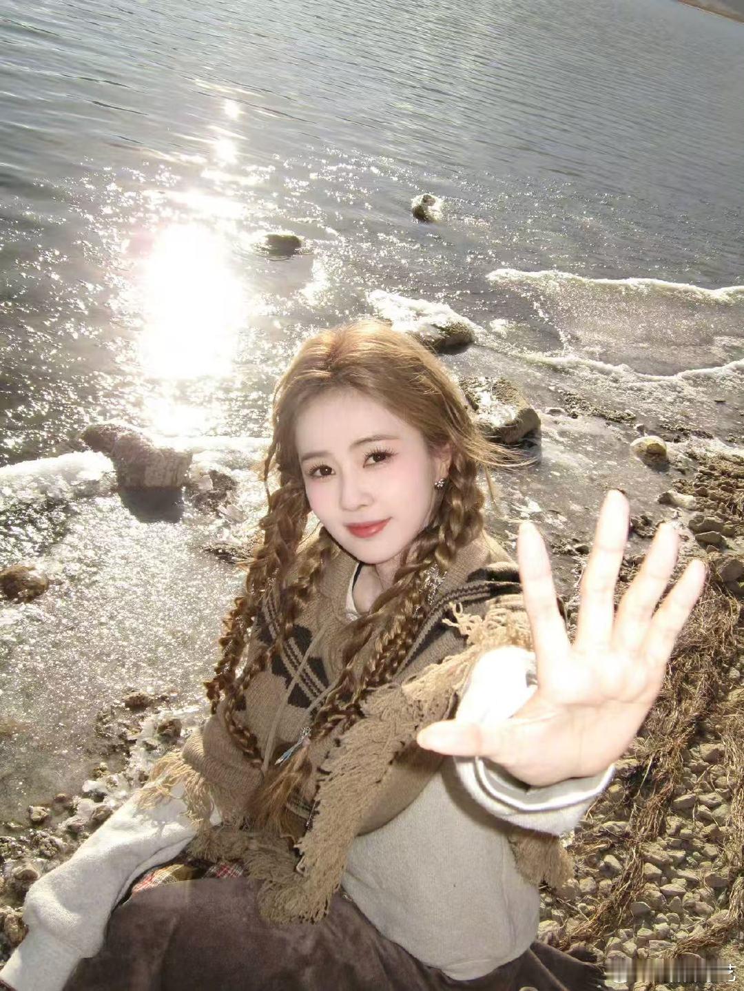 白鹿 朝你走来的明媚姐姐亲爱的客栈2026白鹿这状态真的没话说，侧麻花造型灵动明