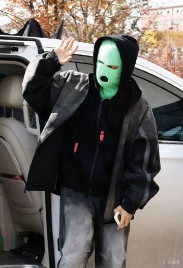 侯明昊搞抽象也不忘选应援色 侯明昊用绿色头套和口罩打造了一个既有趣又有创意的形象