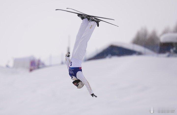 谷爱凌出战冲金期待着谷爱凌多金！ 