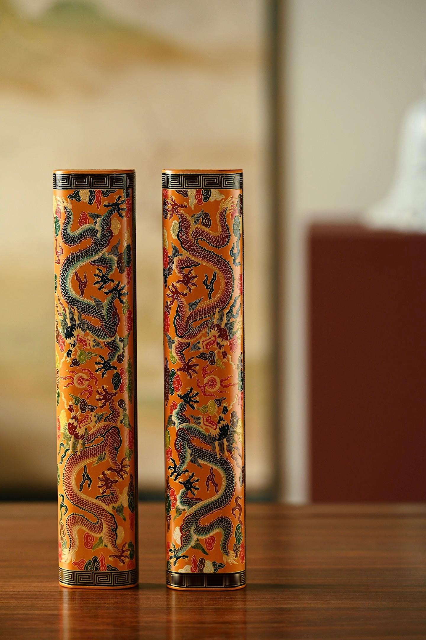 紫檀x雕漆 | 双龙戏珠 镇尺此对镇尺仿清代宫廷御制漆器工艺，以木胎髹朱黄大漆，