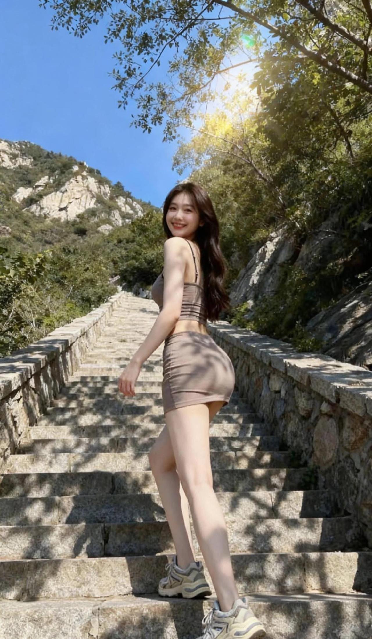 一览众山小，方知人世低。暂留蝴蝶梦，终负杜鹃啼。