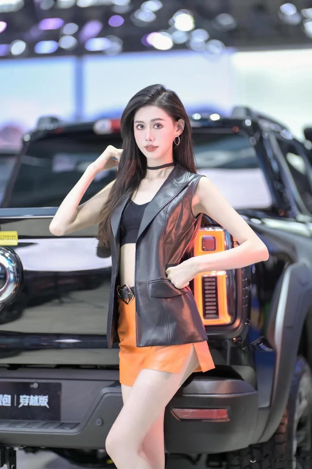 #美腿之美到底美在哪里?#有人默默承受，有人在风里等了又等
车展模特 车模小姐姐