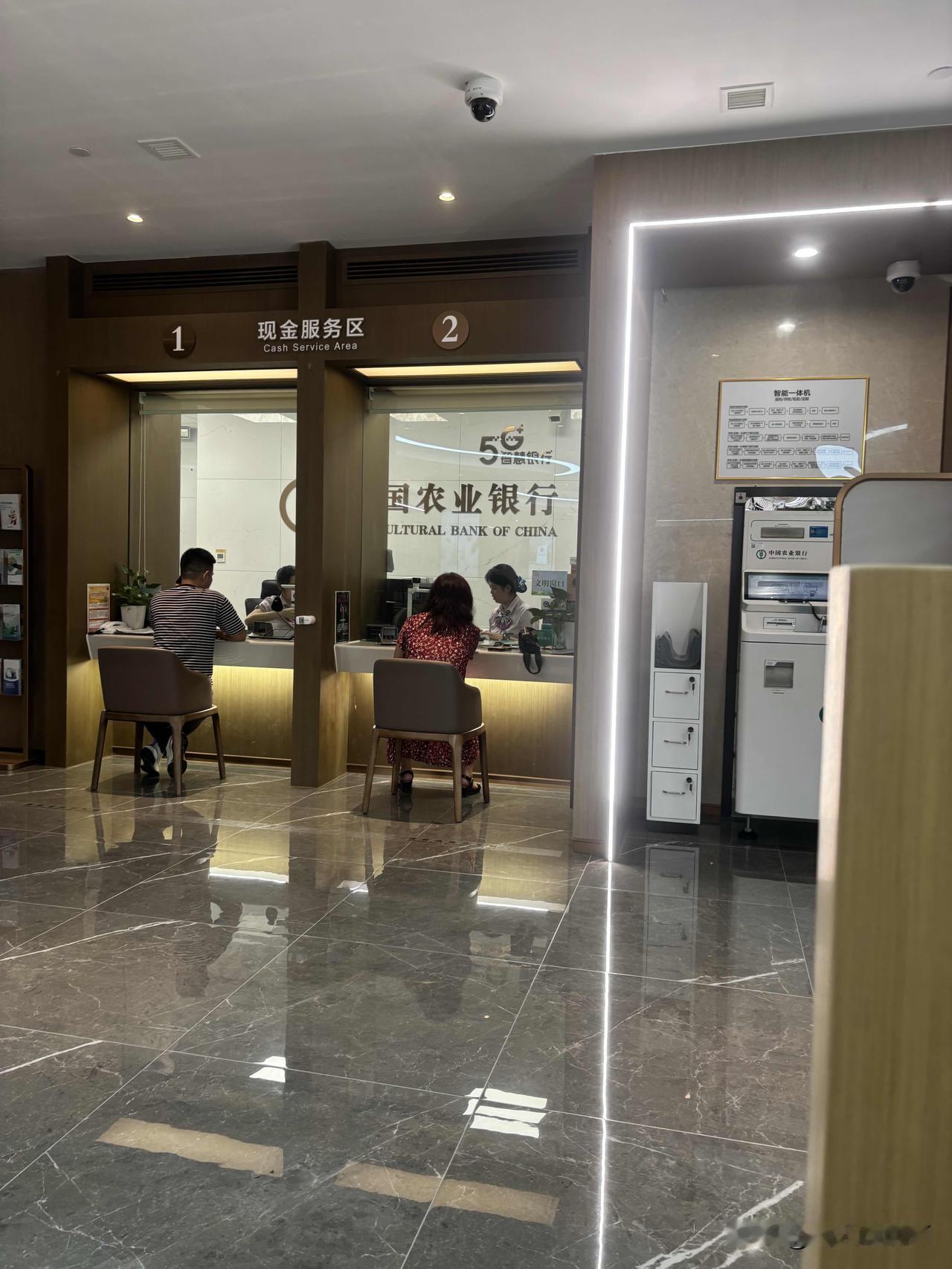 今天来银行办点事情，发现这装修很有意思。
以前都是一排排的柜台窗口，取钱存钱，都