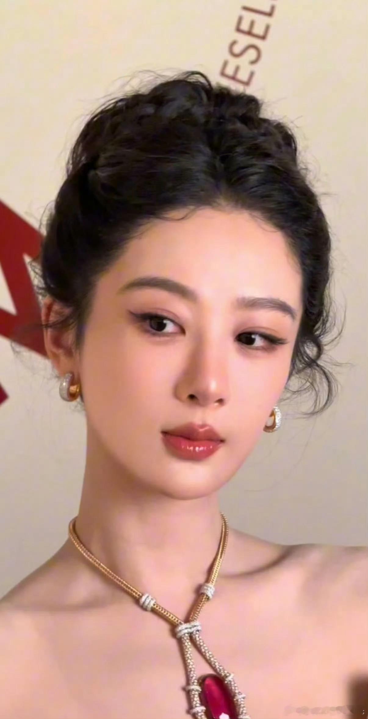 杨紫连发际线处理的特别好哈哈哈哈，肯定是发际线被吐槽了，于是又有了这热搜所以发际