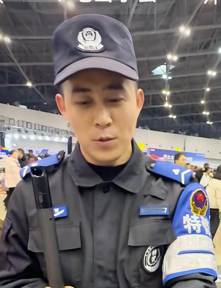 辅警职业化发展的前景向好，职业身份明确、待遇保障提升、晋升通道拓宽成为主要趋势。