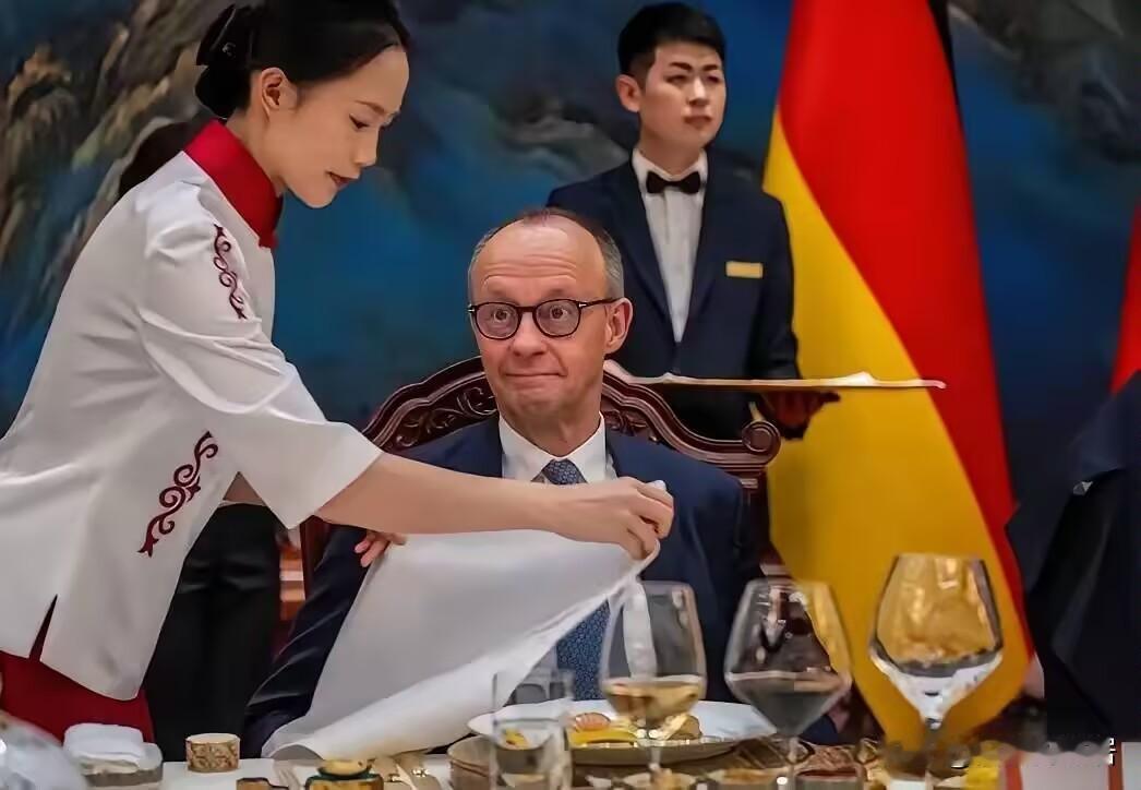 默茨来访，高规格接待，服务的女生都是惊鸿一瞥。
2月25日，德国总理默茨来访，在