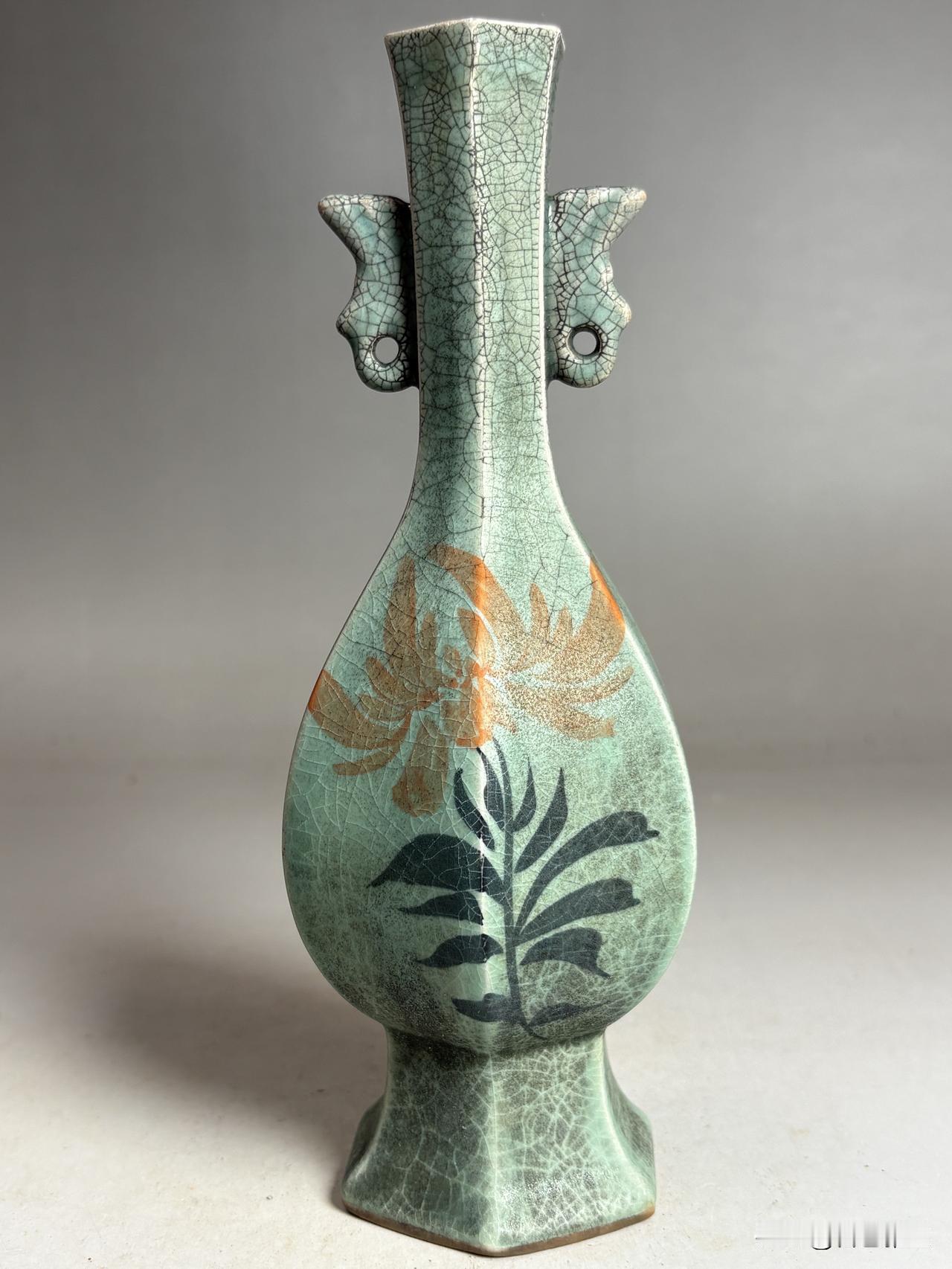 《柴窑名窑图鉴》第四辑：青釉开片六方花鸟双耳瓶：宋韵风华，瓷中逸趣

一抹天青开