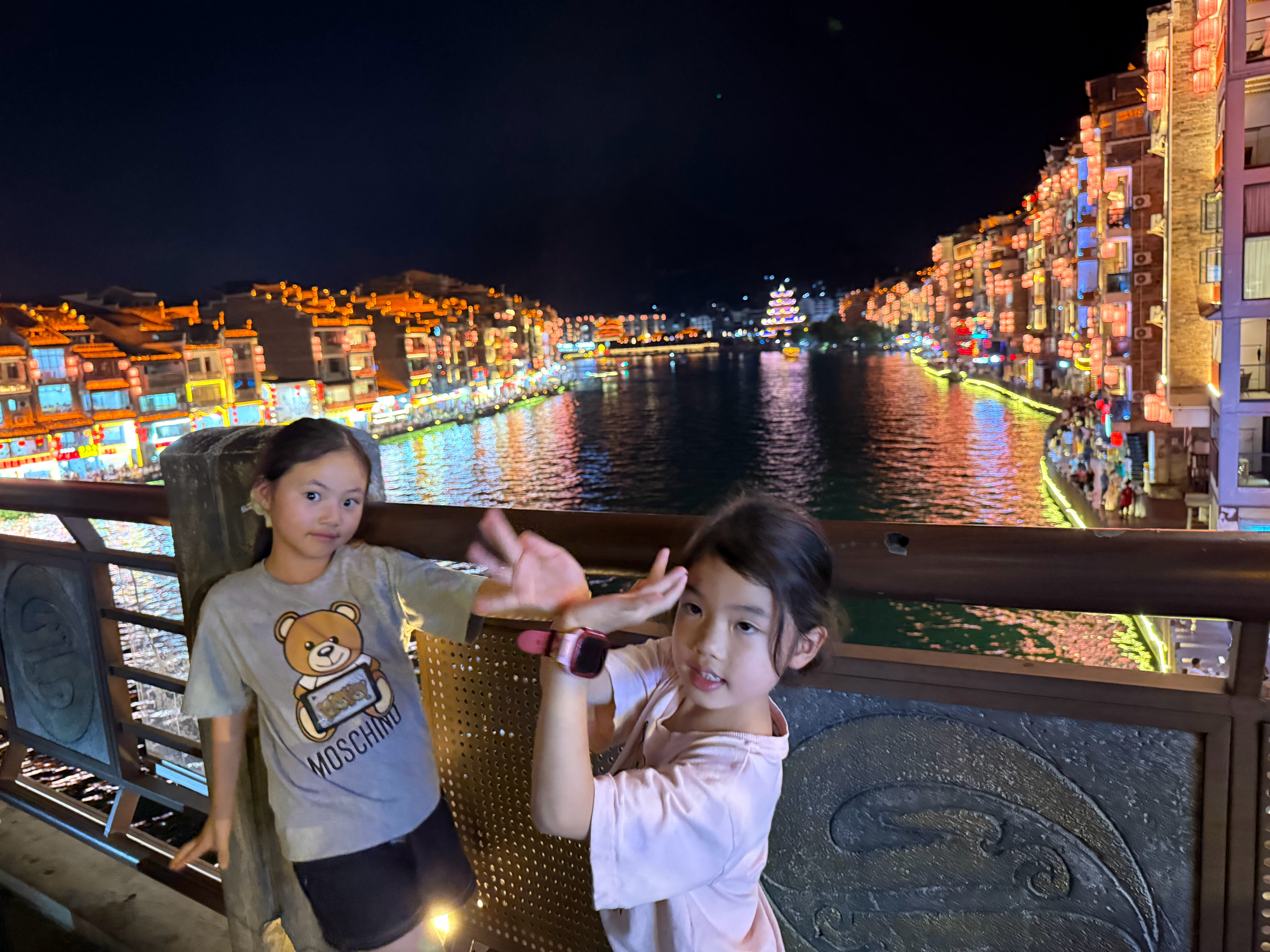 镇远古镇晚上的风景好棒吃过饭 在桥上看看风景去逛古巷子  ​​​