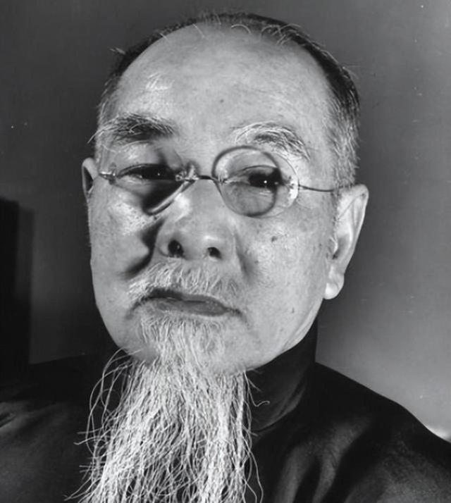 1936年，蒋介石在西安脱险后，在南京下飞机，何应钦第一个上去迎接，蒋介石却冷淡