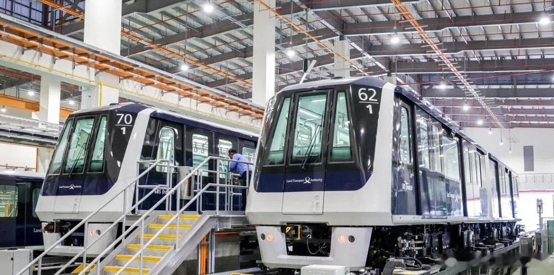 新加坡陆路交通管理局10月6日已向三菱重工添购八列第三代双车厢轻轨列车，应对盛港