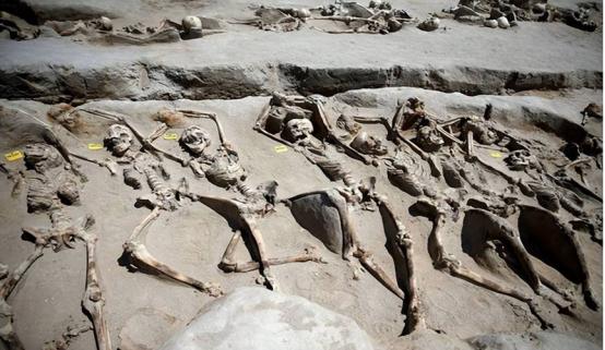 古代皇帝死后，妃子都要被活埋同葬，而出土妃嫔的尸骨，双腿竟然都是分开的。她们究竟