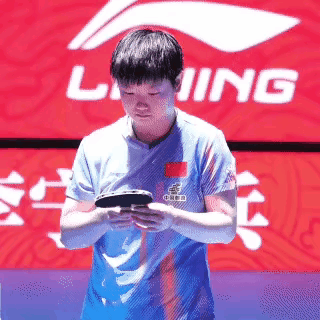 孙颖莎也太可爱太机灵了吧！

赛前检查巴特拉球拍那几下，翻过来覆过去看得超认真，