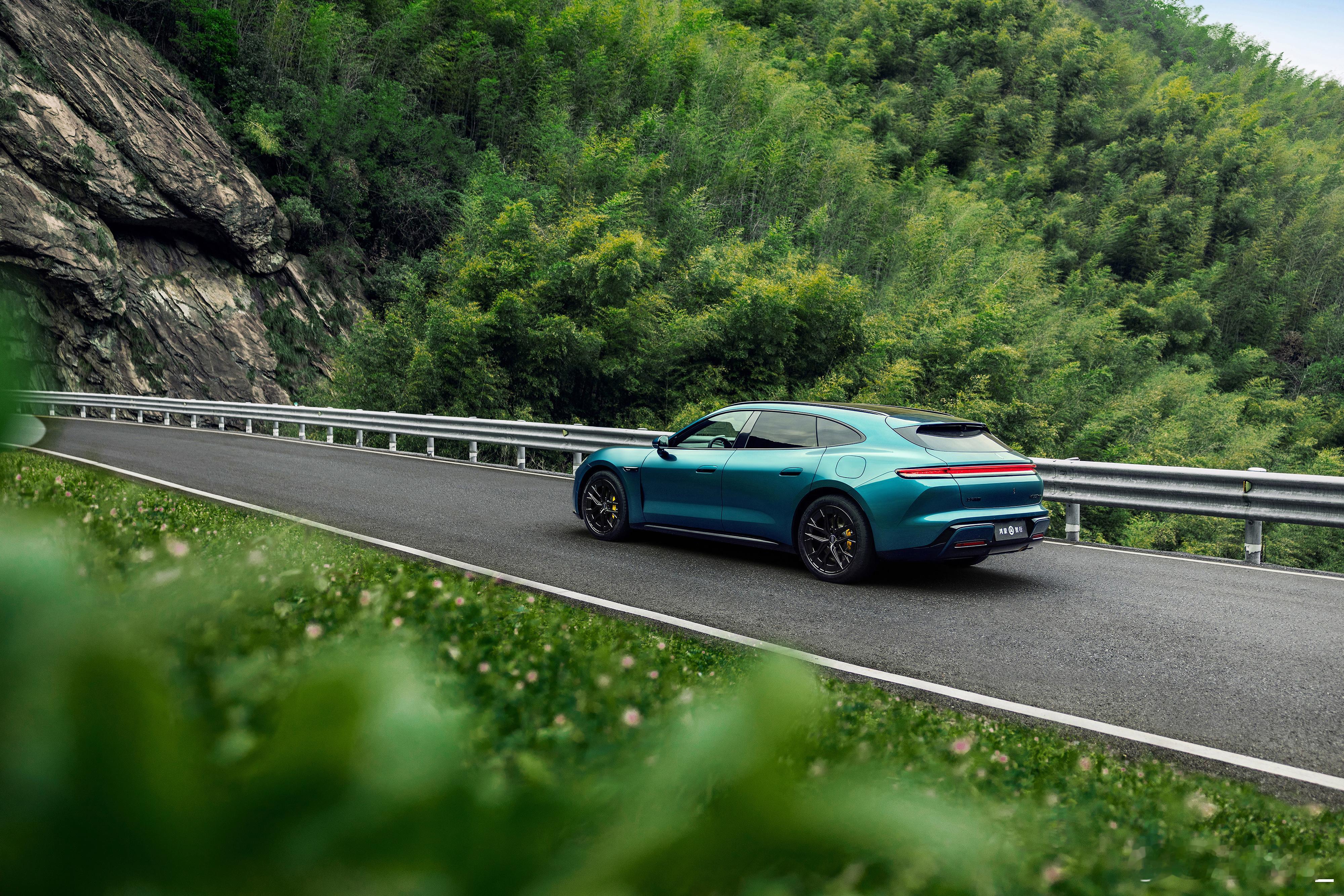 尚界Z7展车陆续进驻百家门店门店里见到实车了，外观真的耐看，低趴轿跑范儿十足，细