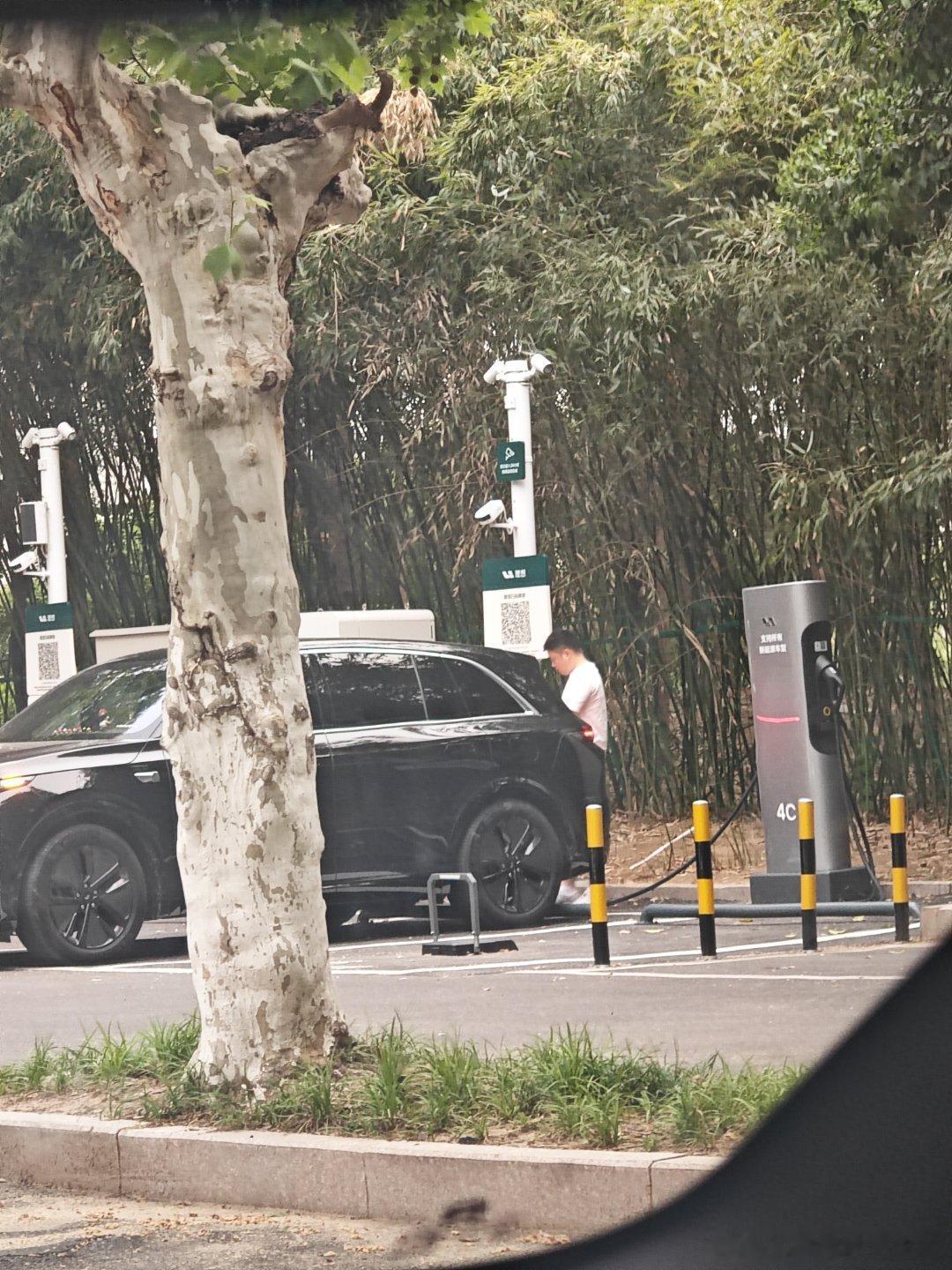 在同一个停车场的场站里偶遇了两种补能方式 ​​​