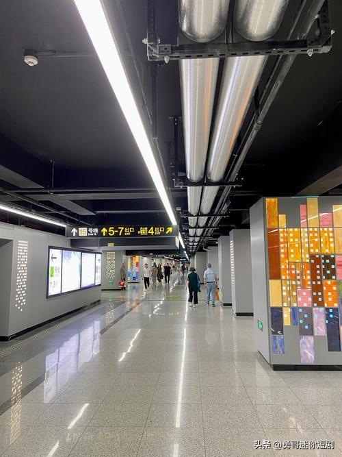 火灾与消防隐患
- 老线通道内消防设施老旧、排烟通风不足，部分换乘线路消防系统未