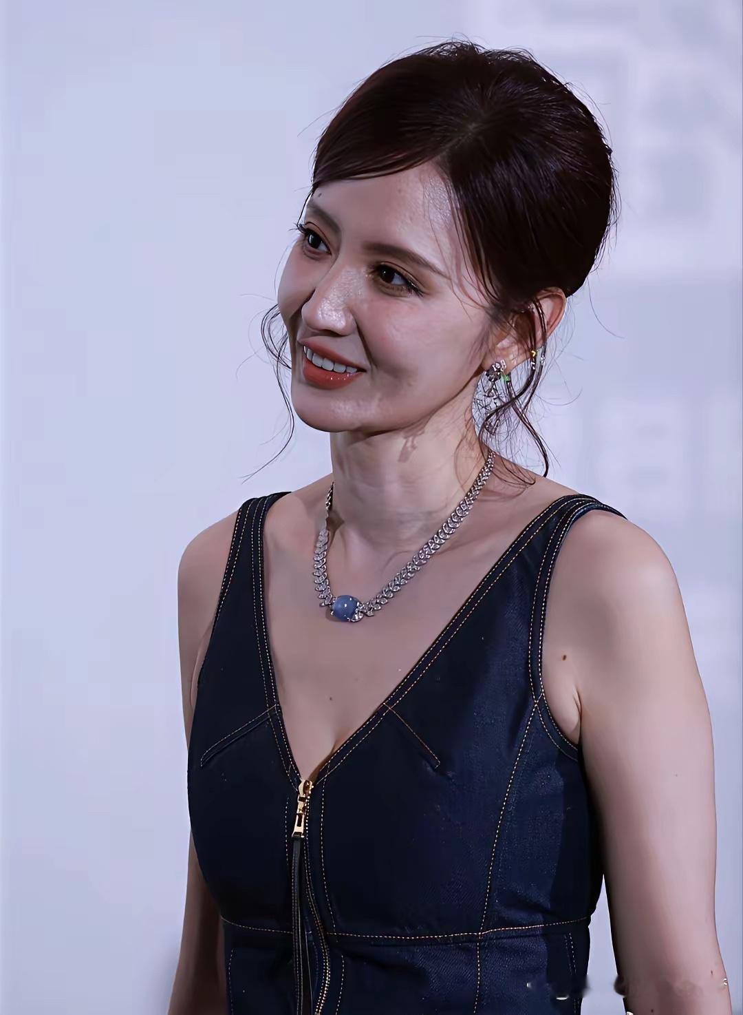 张萌瘦了好多，看起来更加年轻了
