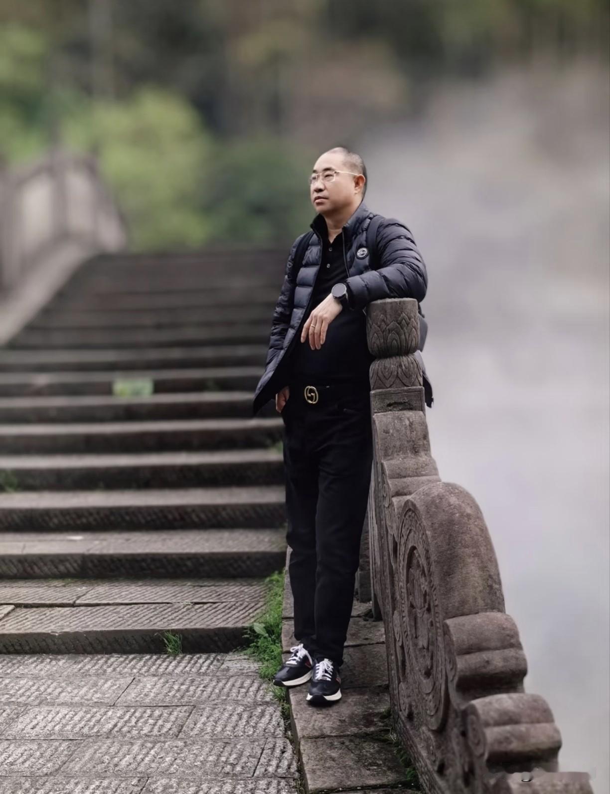 老孙头婚时过得一地鸡毛，很憋屈。
 
跟前妻结婚五年，日子过得很压抑，无比煎熬。