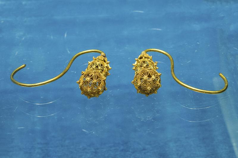 我一个朋友的婆婆，真的是人间清醒！她在弥留之际，把身上的金耳环、金吊坠、金手镯、