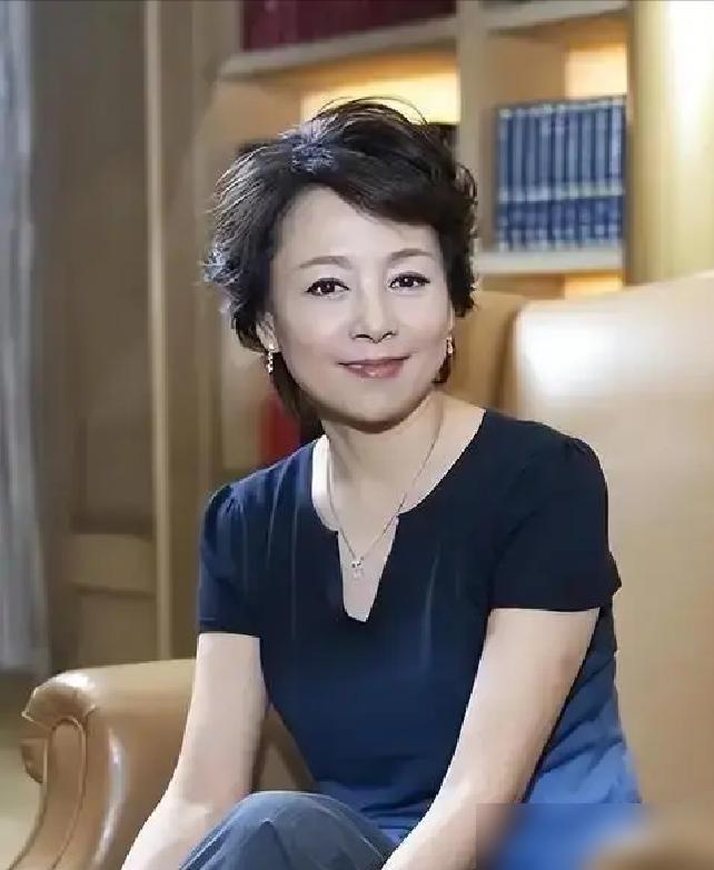 张瑜在采访里突然落泪，说这辈子最后悔的，就是错过了当年那个真心实意对她好的男人。