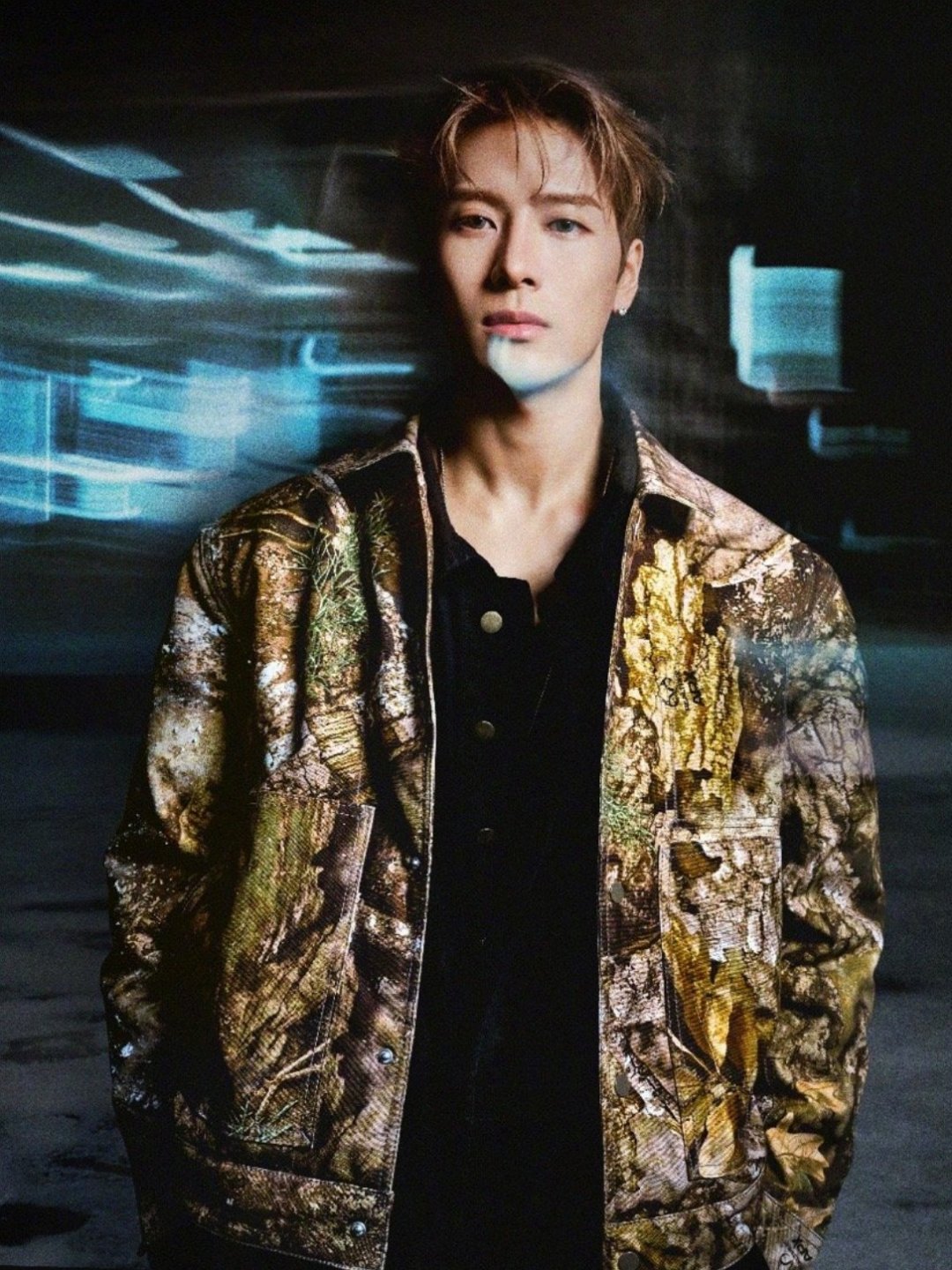 王嘉尔被错认成日本人的反应 王嘉尔和朋友在街头散步，一名外国小哥认为王嘉尔等人是