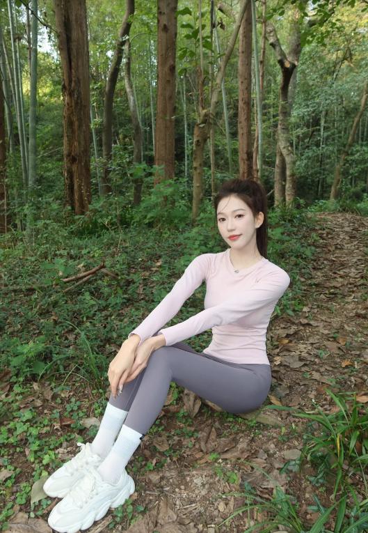 带着小姨子户外吸氧，但穿成这样，真心不知道她是来爬山徒步还是来拍照的。
走了不到