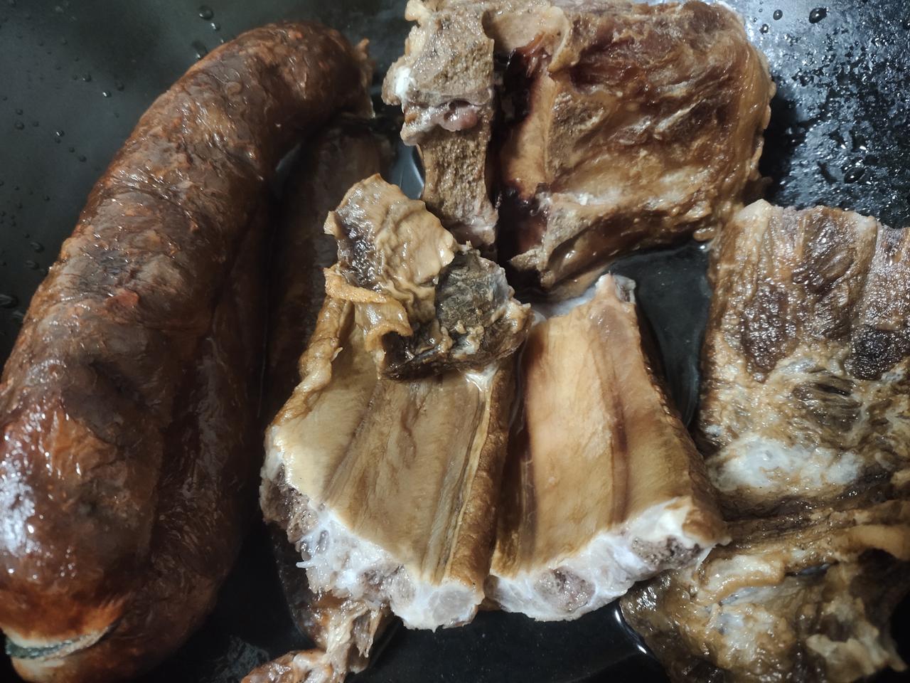 我每砍一下都是带着恨的！
最近几个月我们都没有回家，但前段时间我老公的兄弟伙回家