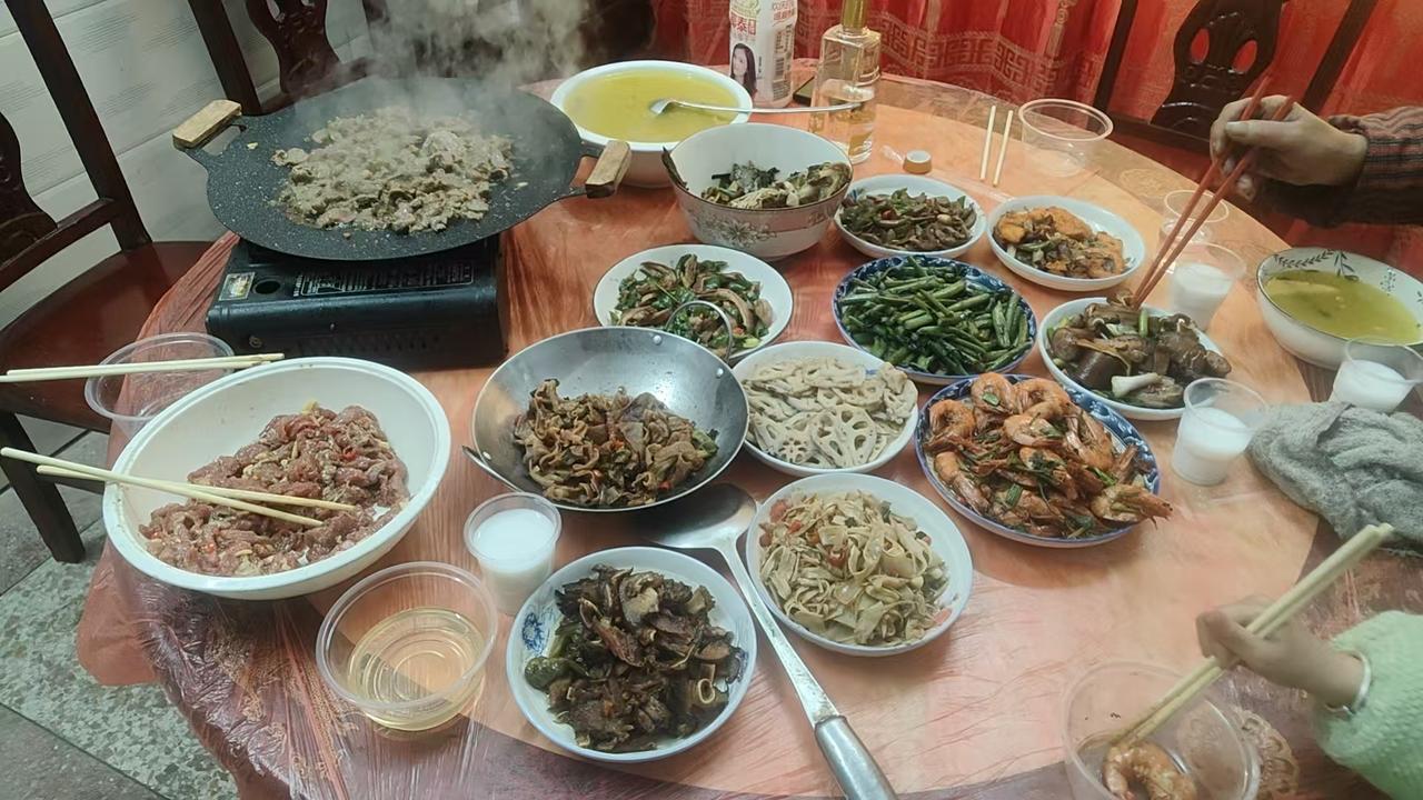 告别旧岁迎新生，我满怀希望踏征程！

新的一年已经到来，望着窗外的璀璨烟花，我心