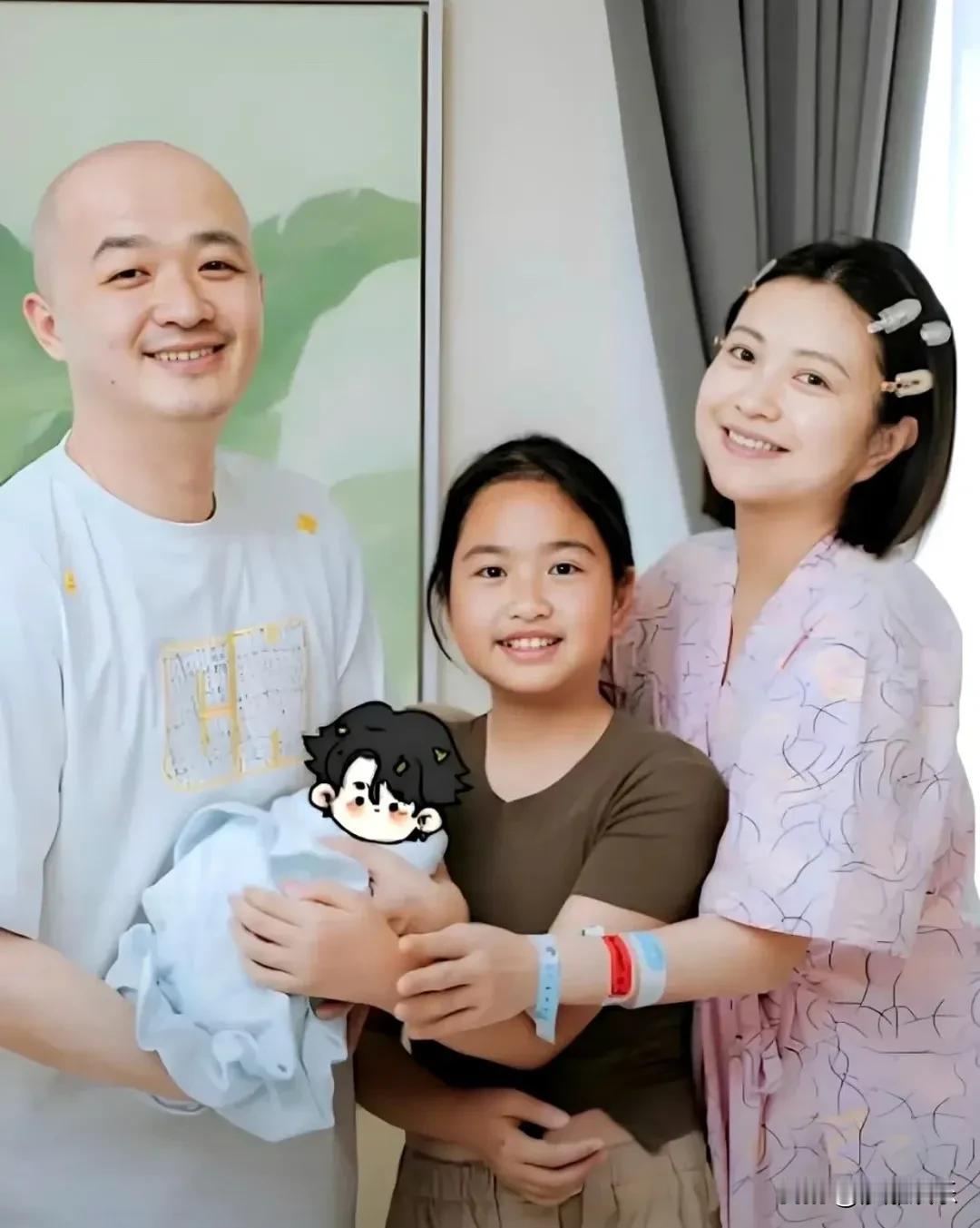 8月26日，娱乐圈又传来大瓜！

知名娱记放出一段实拍视频——包贝尔被拍到与一位