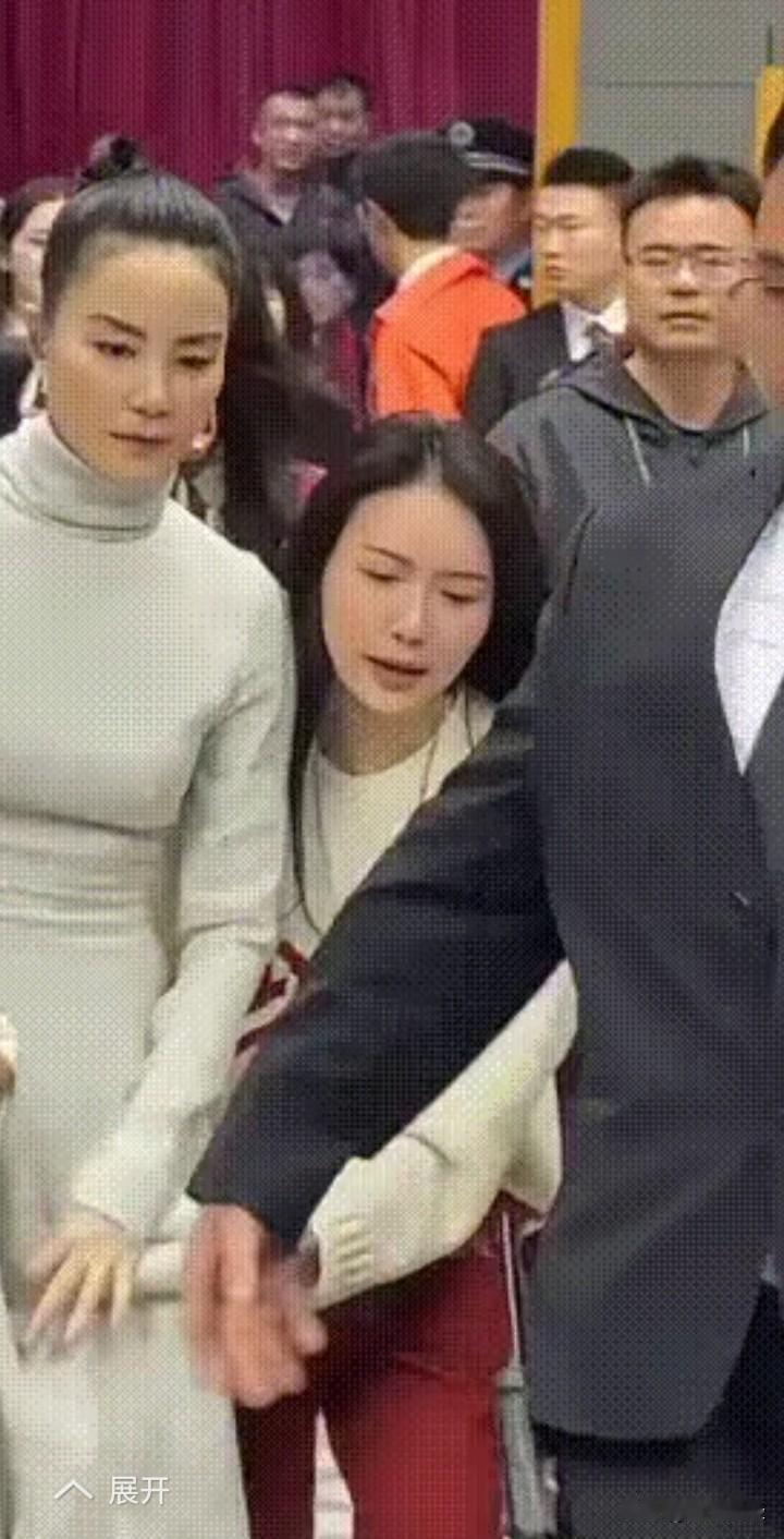 王菲身边那位小心翼翼捧着裙摆的女士，真有“保姆”既视感。就说这次春晚，2月14号