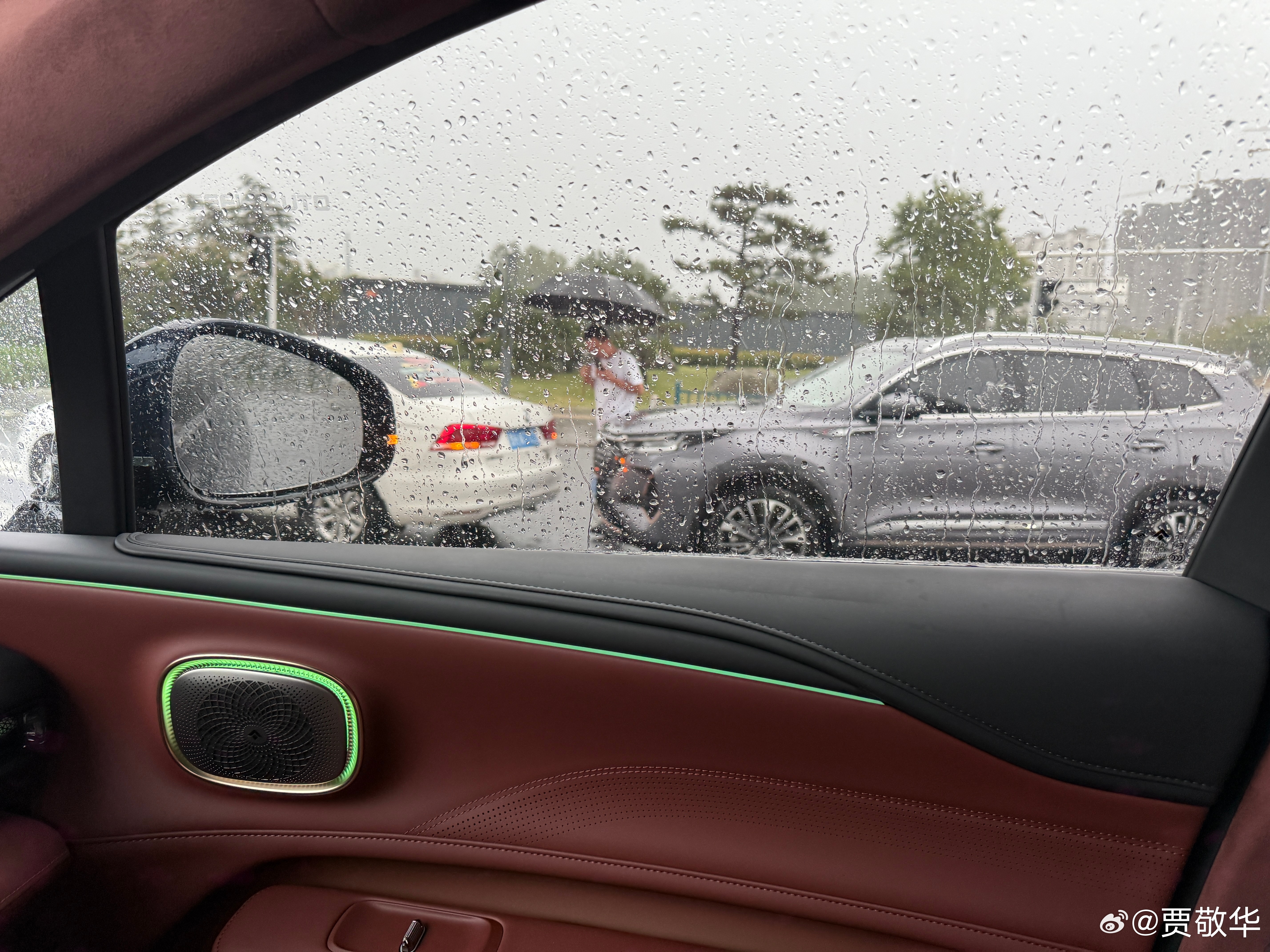 每次下雨总会遇到车祸，这不2辆车又Kiss了。搞不懂这些人，开车像开飞机一样，下