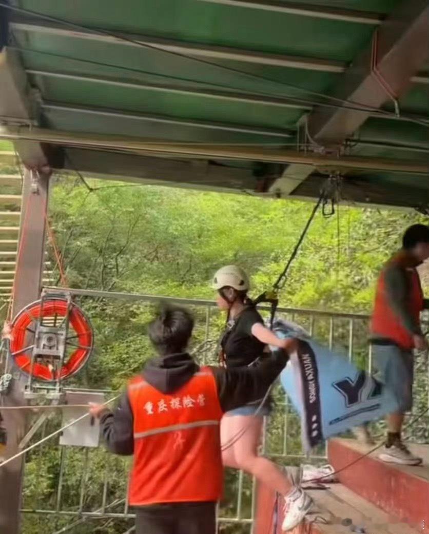 悬崖秋千坠亡女子疑似年仅16岁可惜，才十六岁。花一般的年纪，就丧命在此了。大家还