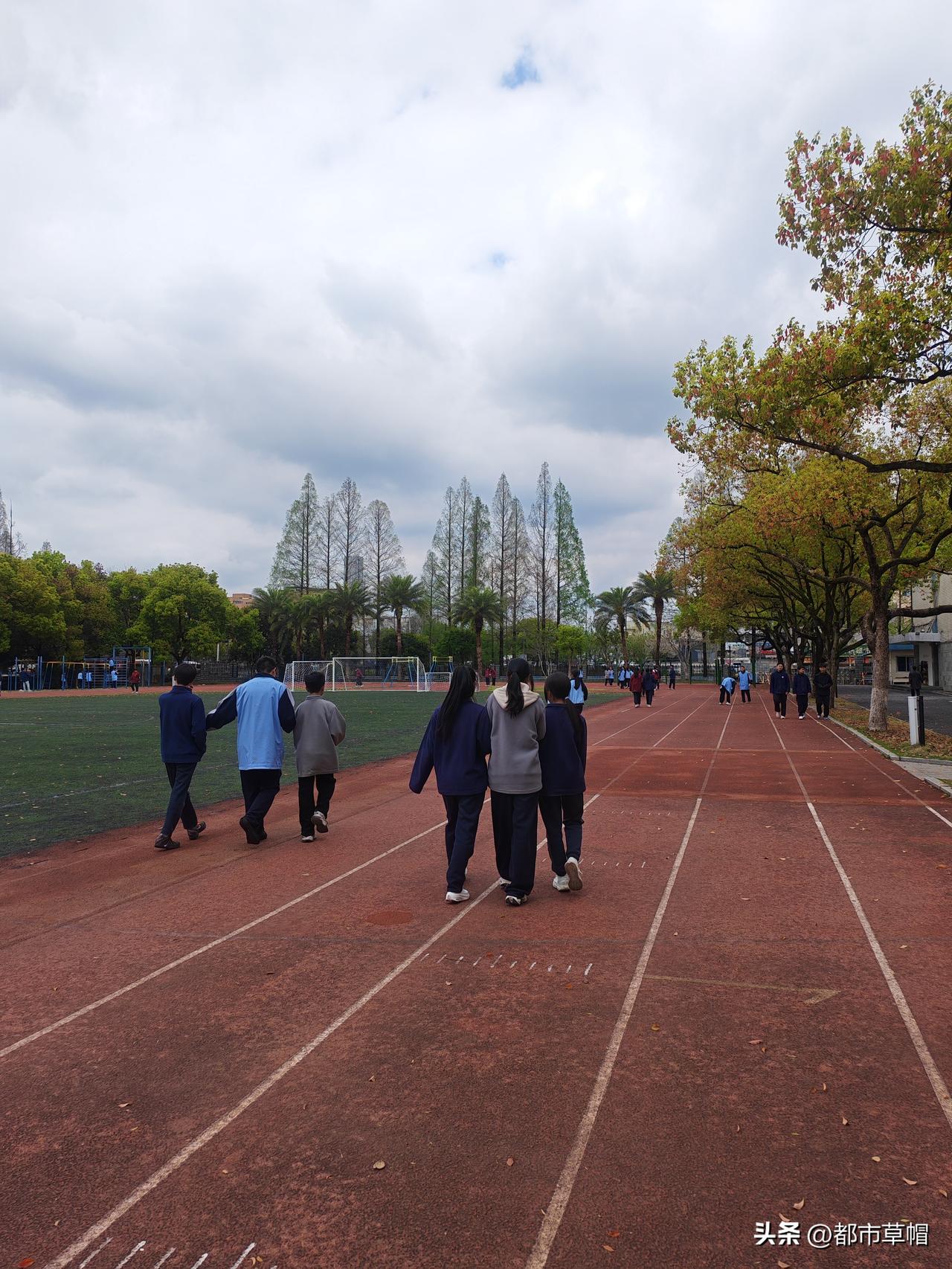 今天上班后，有两个学生跑到我们办公室 其中一个笑嘻嘻地说：老师，你今天又帅又年轻