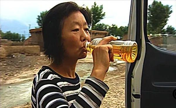 “爱吃农药？”黑龙江大庆市有一位大娘爱吃农药、爱喝汽油，吃了几百公斤竟然毫无副作