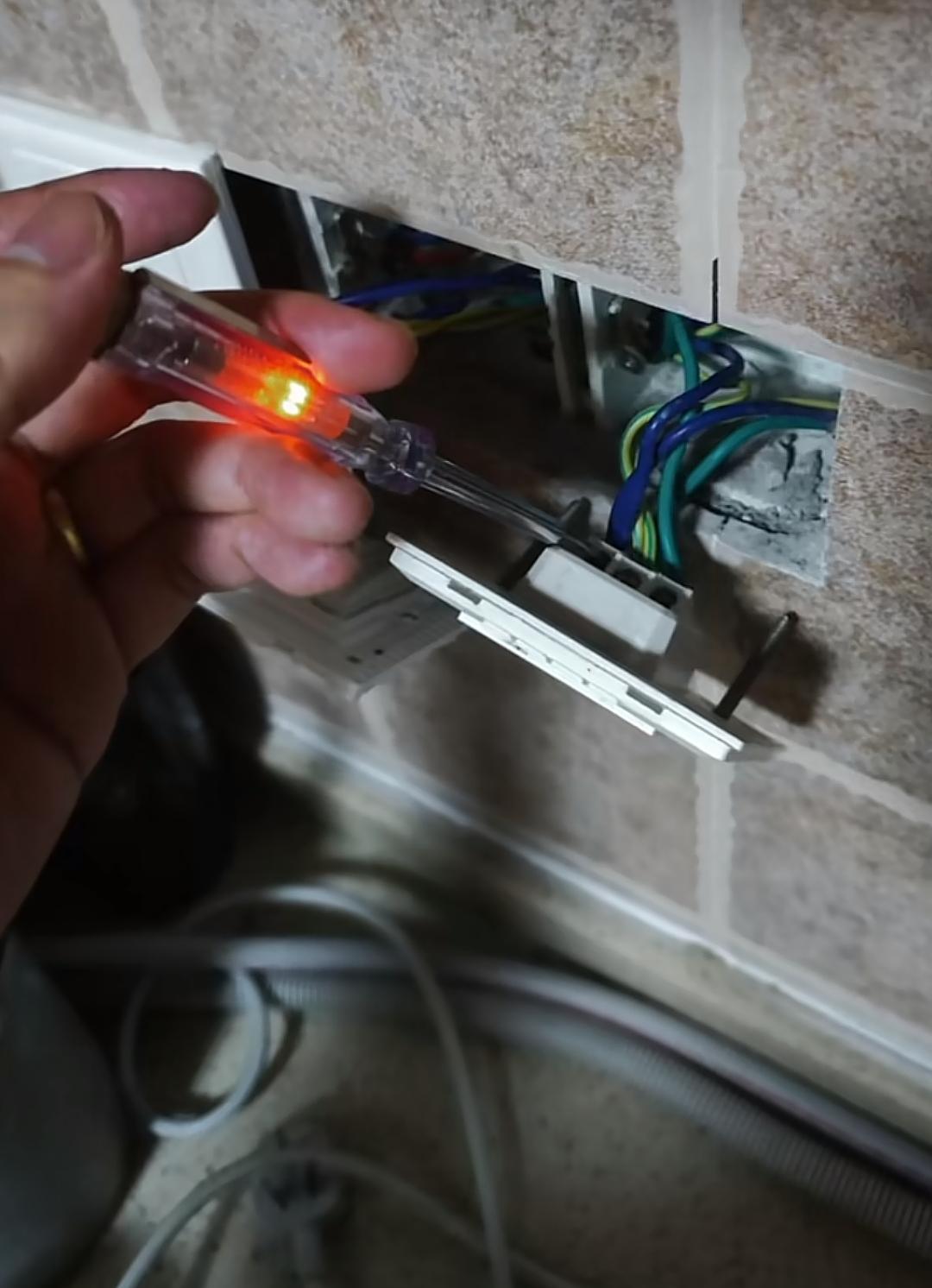 接两根线就要200块？
业主喊着是“抢钱”，老师傅却说“买的是我20年手艺”，这