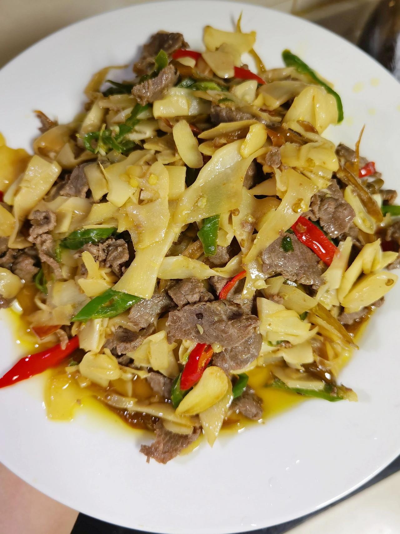 泡椒糯米笋炒牛肉，开胃下饭好菜，巨好吃

食材：牛肉、糯米笋、青椒、小米辣、酸辣