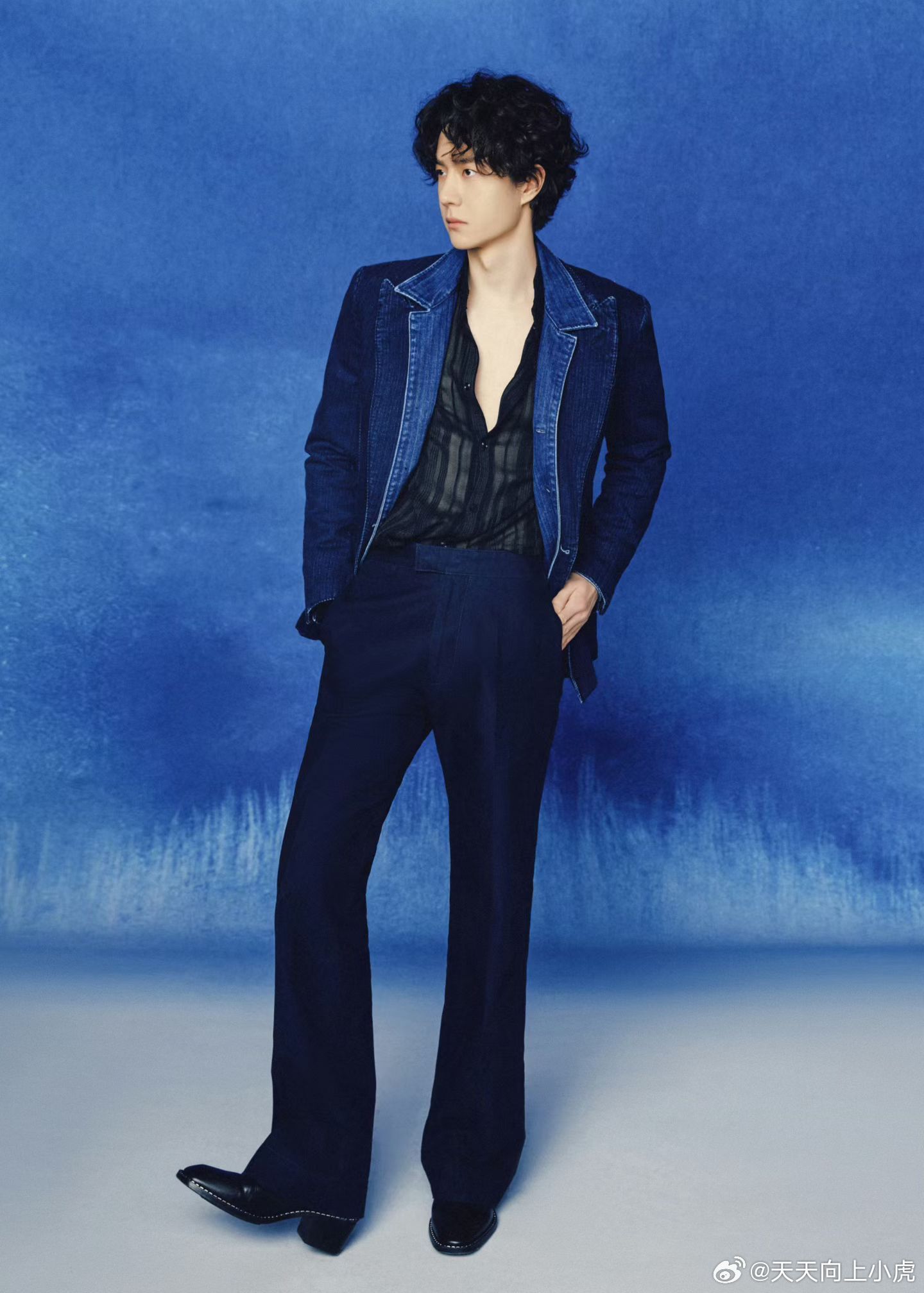 王一博 中山装王一博的性感和文化是挡不住的。 