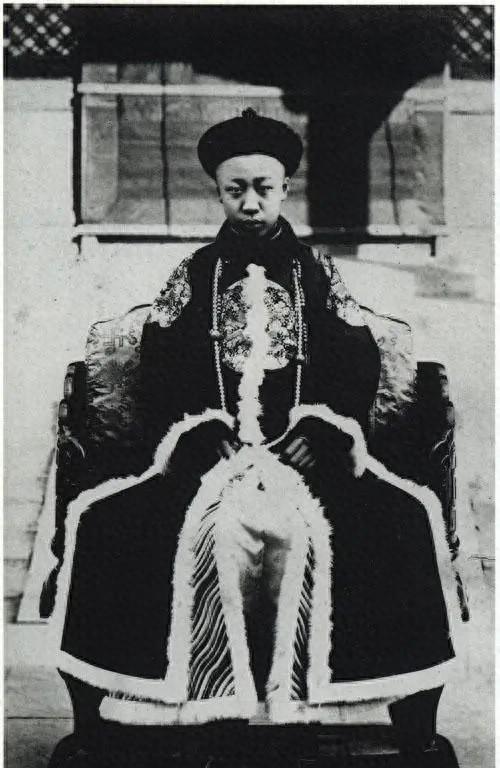 妻子突然离世，丈夫整理遗物时无意间发现，她竟然是过去的一位被世人遗忘的皇妃！
1