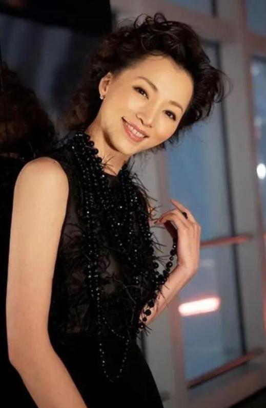 2013年，董卿决心嫁给35岁的百亿富豪密春雷，母亲苦劝：“他比你小5岁，还离过