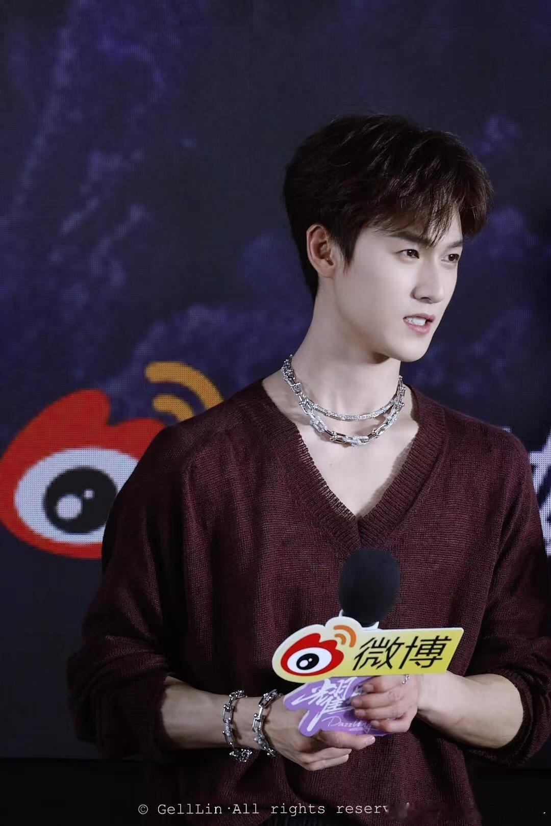 李昀锐这衣服谁选的李昀锐你穿薄纱是什么意思李昀锐薄纱造型＝清爽×荷尔蒙√。轻薄面