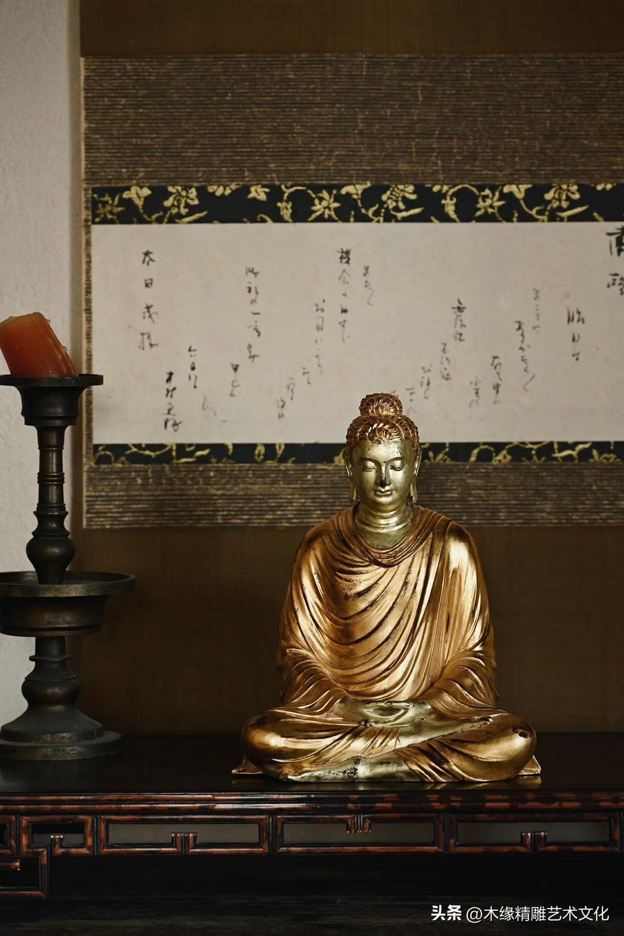 比起金光璀璨的华丽造像，这尊释迦牟尼更有一种历经岁月的沉静感。

香樟木整料雕琢