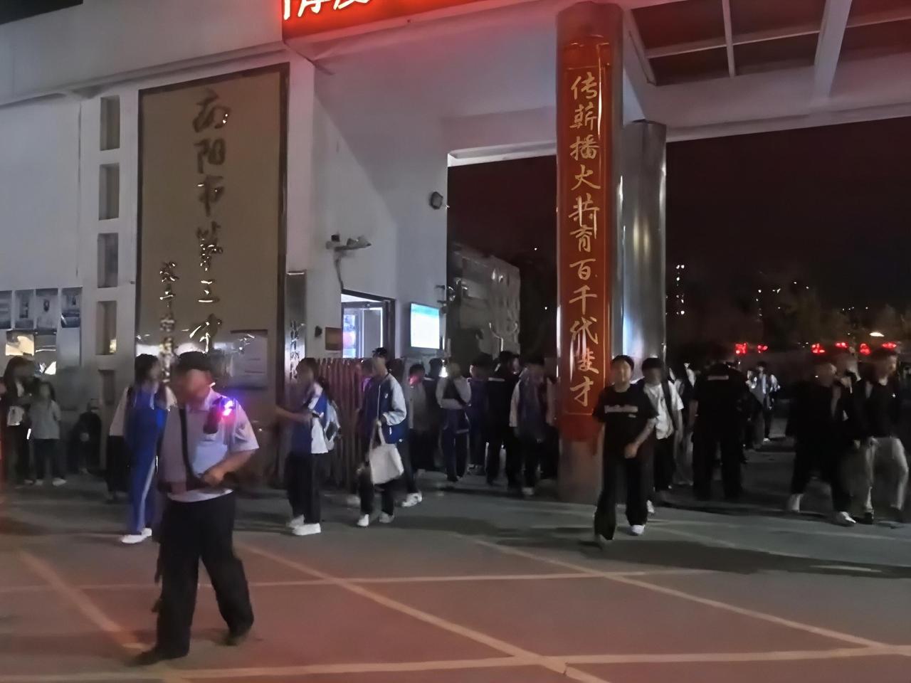 世上哪有从天而降的英雄，只有挺身而出的普通人。 🔥
你知道吗？在南阳三中伏牛路